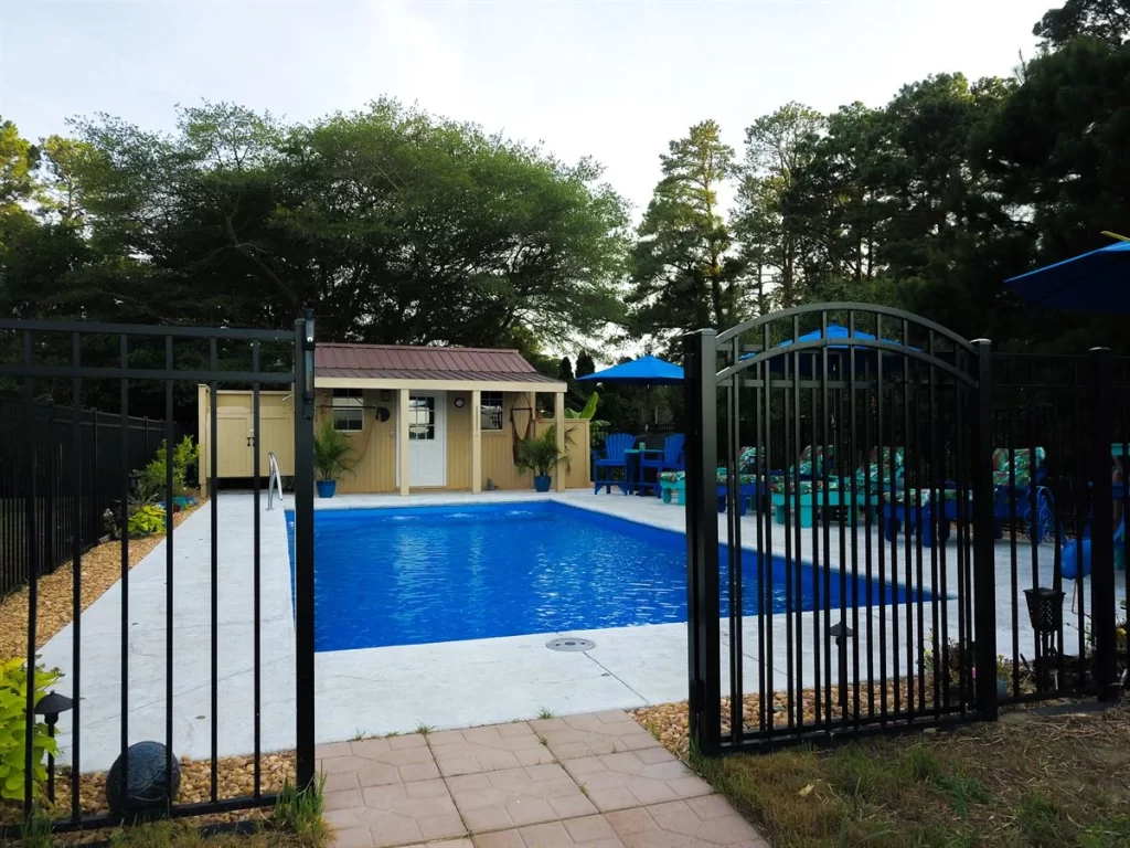 011. R32 pool in Maya with textured concrete deck