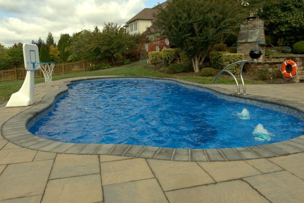 028. C40 pool in maya blue with bubblers